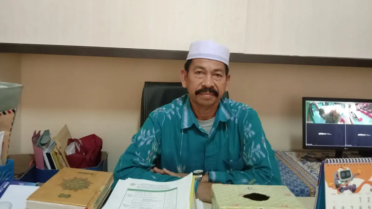 Kepala MTs Al-Khairaat Tondo Ramzah Rahim saat menjelaskan konsep “sekolah bengkel” yang membuka peluang bagi semua siswa untuk berubah. (Ade SafitriRadar Palu)