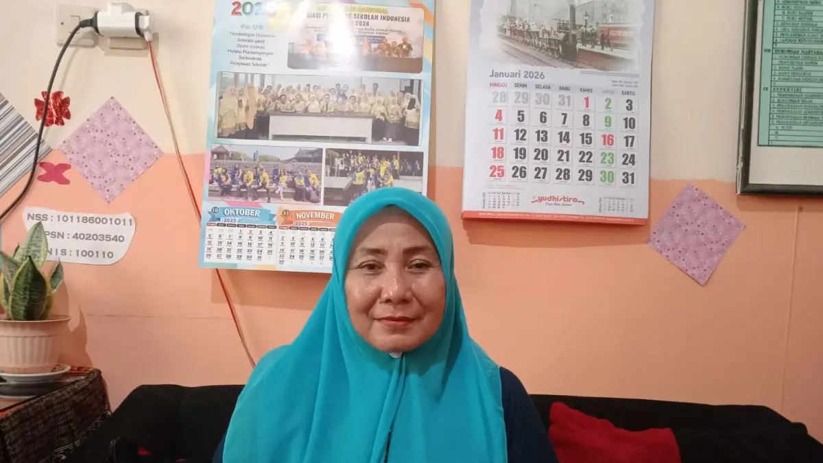  Kepala SDN 11 Palu, Hj. Nurhayati (Ade Safitri)
