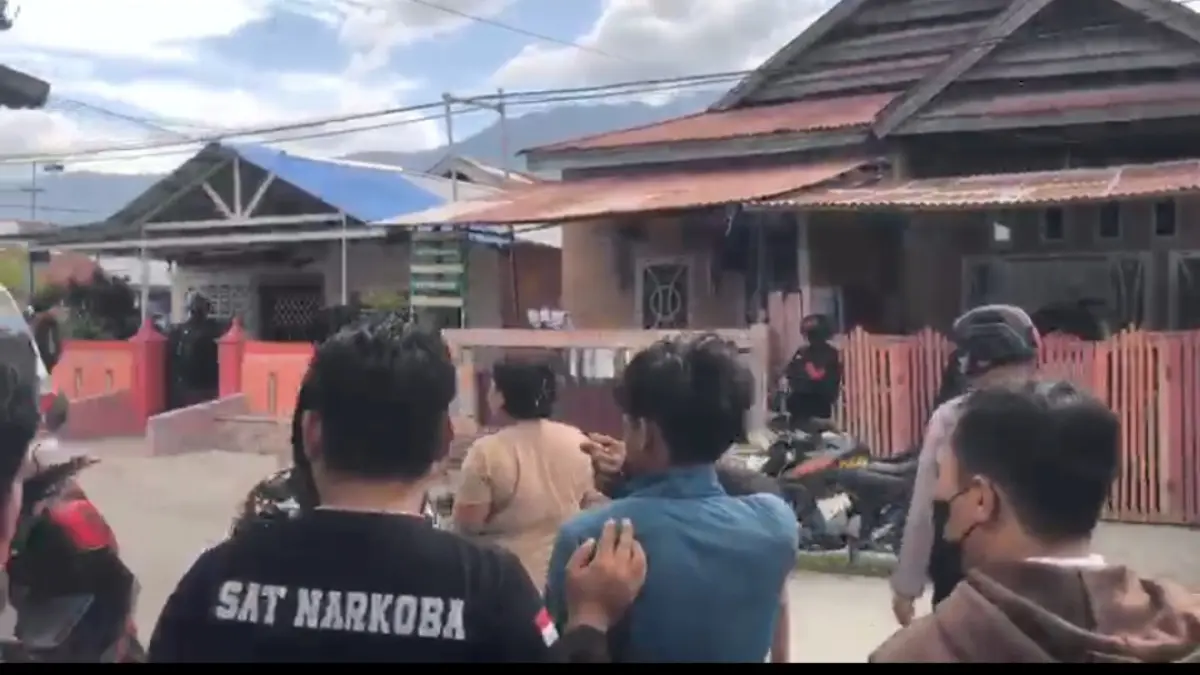 Petugas Satresnarkoba Polresta Palu mengamankan empat terduga pelaku saat penggerebekan kasus dugaan penyalahgunaan narkotika di Kelurahan Kampung Lere, Kecamatan Palu Barat, Rabu (22/4/2026).