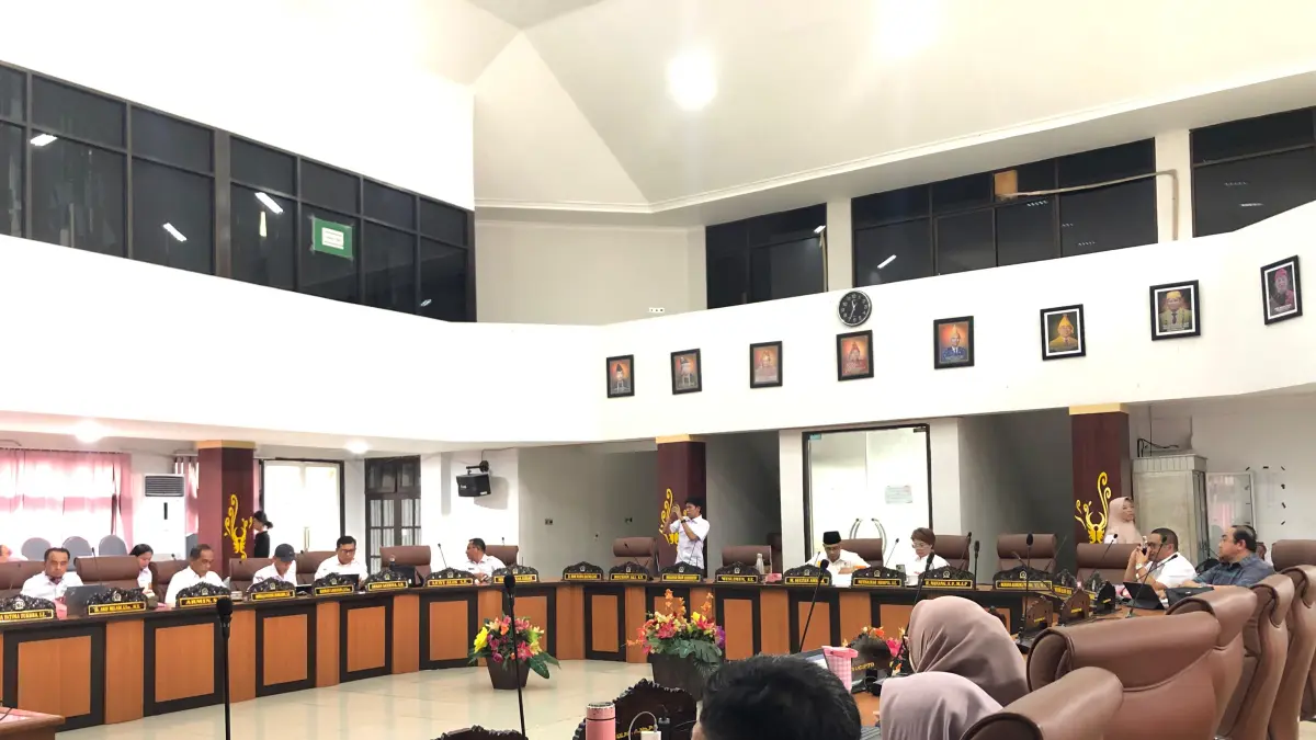 Suasana rapat panas Pansus DPRD Palu saat membedah belanja OPD dalam LKPJ 2025, sejumlah kepala dinas dipanggil memberi penjelasan. (Annisa Wibdy/Radar Palu)