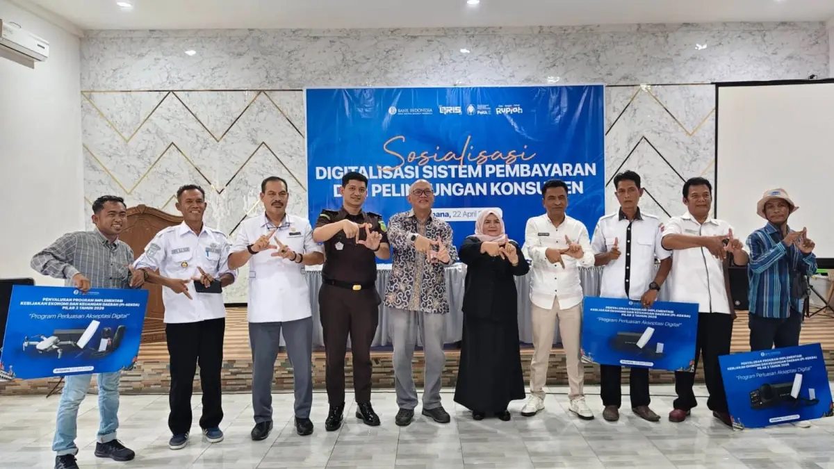 BANTUAN: Kepala BI Sulteng saat menyerahkan bantuan secara simbolis kepada desa wisata Touna.(FOTO: HERIYANTO LIMAHU/RADAR PALU).