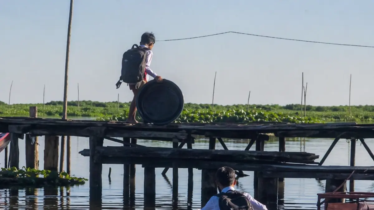 Dua anak sekolah nekat menyeberangi sungai menggunakan baskom plastik demi bisa belajar di Kalimantan Selatan.(Tangkapan layar Instagram)