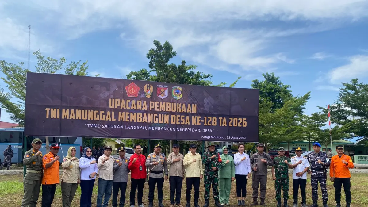 GERAK NYATA DI DESA: Bupati Parigi Moutong H. Erwin Burase memimpin upacara pembukaan TMMD ke-128 di Lapangan Desa Sausu Trans, Kecamatan Sausu, Rabu (22/10/2026).(FOTO: RAHMAT FADHIL/RADAR PALU).&nbsp;