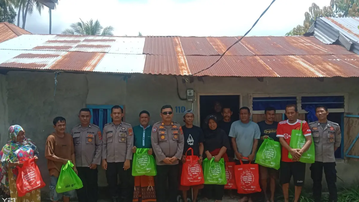 KEHADIRAN HUMANIS: Personel Sat Binmas Polres Parigi Moutong menyerahkan bantuan sembako kepada warga saat kegiatan anjangsana di Desa Uevolo, Kecamatan Siniu, Rabu (22/4/2026).(FOTO: RAHMAT FADHIL/RADAR PALU)&nbsp;