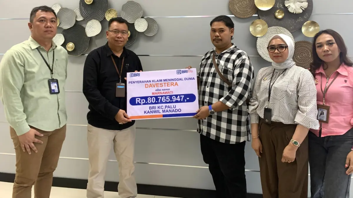 Penyerahan klaim asuransi kepada ahli waris nasabah oleh BRI Life melalui Cabang Palu. (Dok BRI)