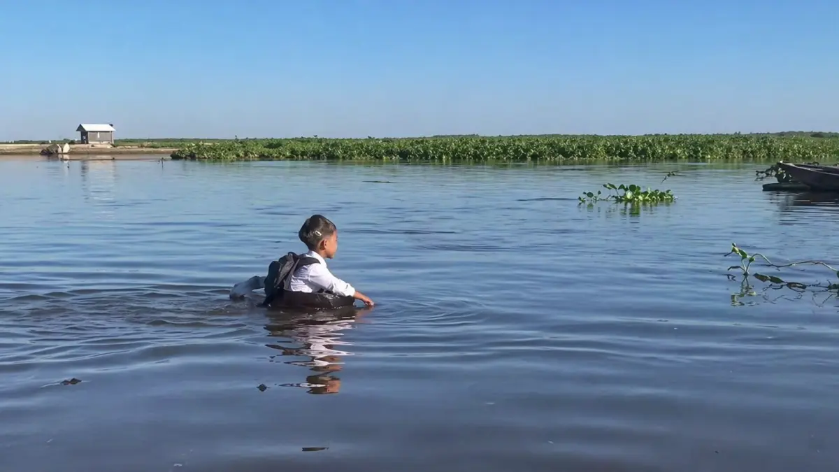 Perjuangan anak sekolah nekat menyeberangi sungai menggunakan baskom plastik demi bisa belajar di Kalimantan Selatan.(Tangkapan layar Instagram)