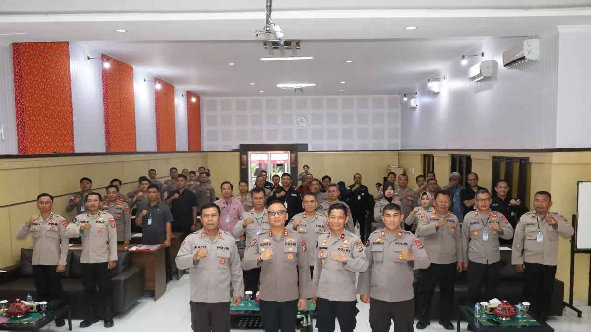 Peserta Bimbingan Teknis (Bimtek) Fungsi Humas Polda Sulteng Tahun 2026 berfoto bersama usai pembukaan kegiatan di Hotel Jazz, Palu, Kamis (23/4/2026).