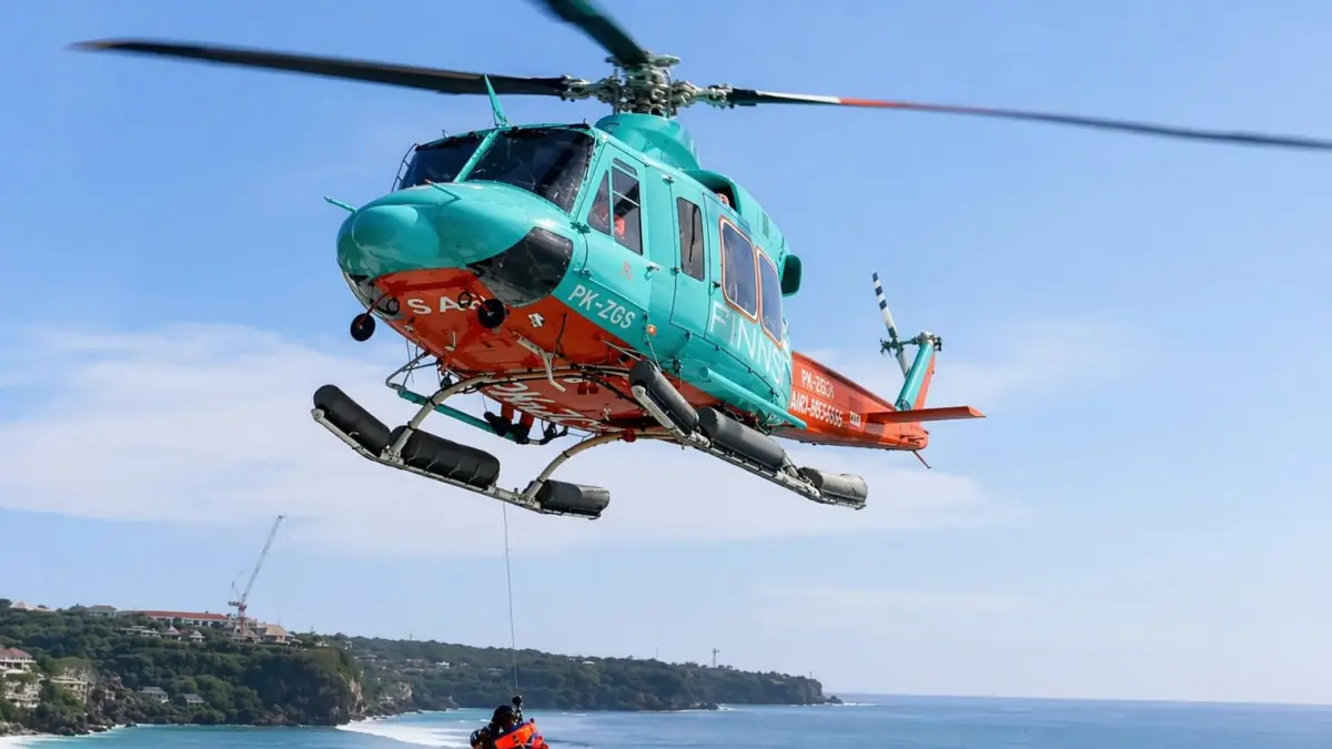Proses evakuasi dramatis dua wisatawan Rusia dari bawah tebing Pantai Cemongkak menggunakan helikopter SAR Bali, Kamis (23/4/2026).