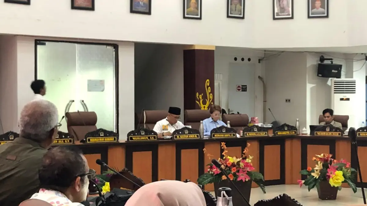 Rapat Pansus DPRD Kota Palu membahas LKPJ 2025 bersama sejumlah OPD di ruang rapat DPRD, Kamis (23/4/2026). (Annisa Wibdy/Radar Palu)