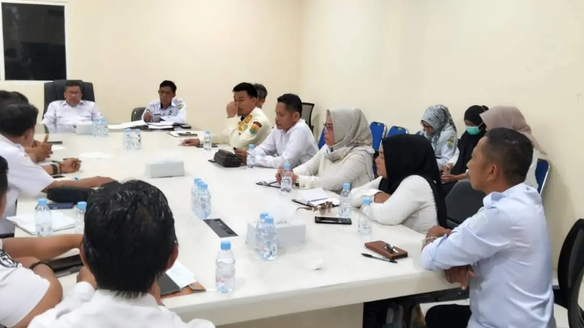 RAPAT: Wabup Buol Moh. Nasir Daimaroto memimpin jalannya rapat, membahas Buol Terang di 500 titik.(FOTO: DINAS KOMINFO KABUPATEN BUOL/RADAR PALU).