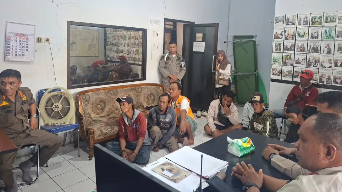 Sekretaris Satpol PP Kota Palu memberikan teguran keras kepada juru parkir liar saat penertiban di Kantor Satpol PP, Kamis (23/4/2026). (Annisa Tri Yusnida)