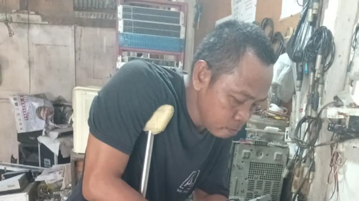 Seorang penyandang disabilitas tampak fokus menjalankan aktivitas usahanya sebagai bagian dari upaya membangun kemandirian ekonomi di Kabupaten Sigi.
