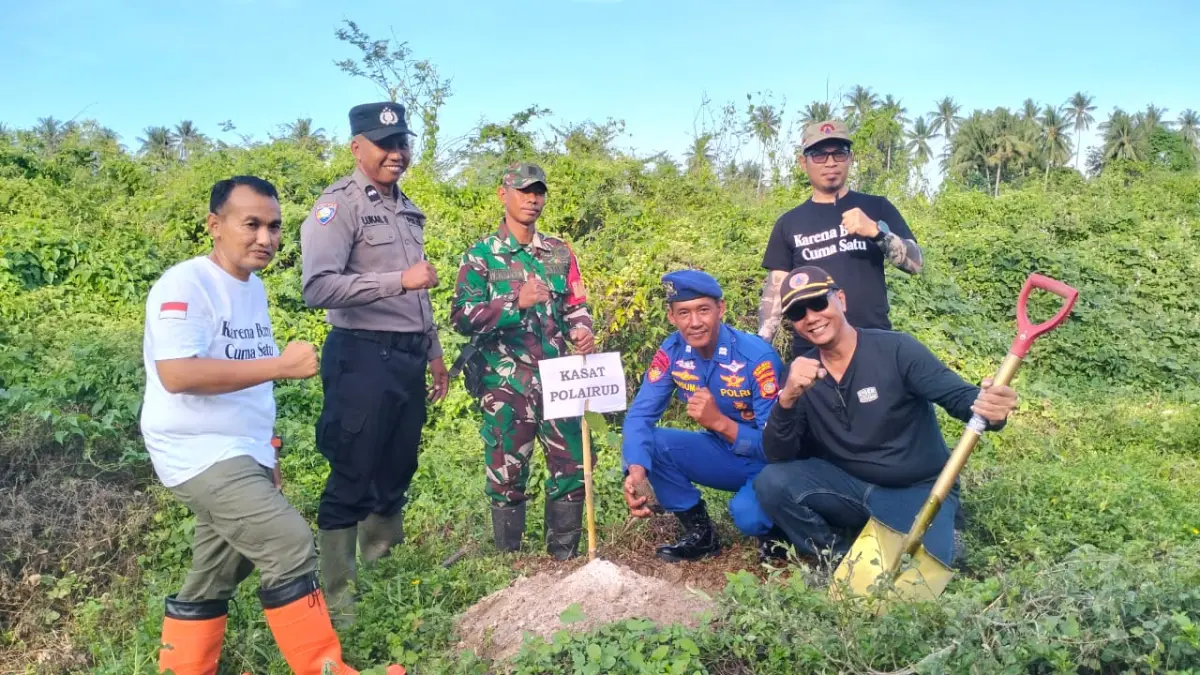 AKSI: Personel Sat Polairud Polres Parigi Moutong bersama pemerintah daerah dan warga menanam bibit pohon di kawasan pesisir Desa Boyantongo dan Desa Olaya, Kamis (23/4/2026).(FOTO: RAHMAT FADHIL/RADAR PALU).&nbsp;