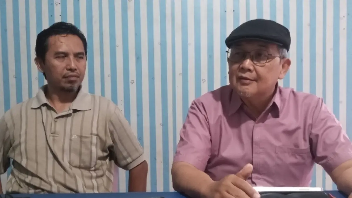 BERI KETERANGAN: Anggota DPR RI dari Fraksi PKS, ustadz Aus Hidayat Nur (kanan), didampingi Ketua DPW PKS Sulteng ustadz Muh. Wahyuddin, saat memberikan keterangan mengenai tugas GTRA di Sulteng.(FOTO: MUCHSIN SIRADJUDIN/RADAR PALU).