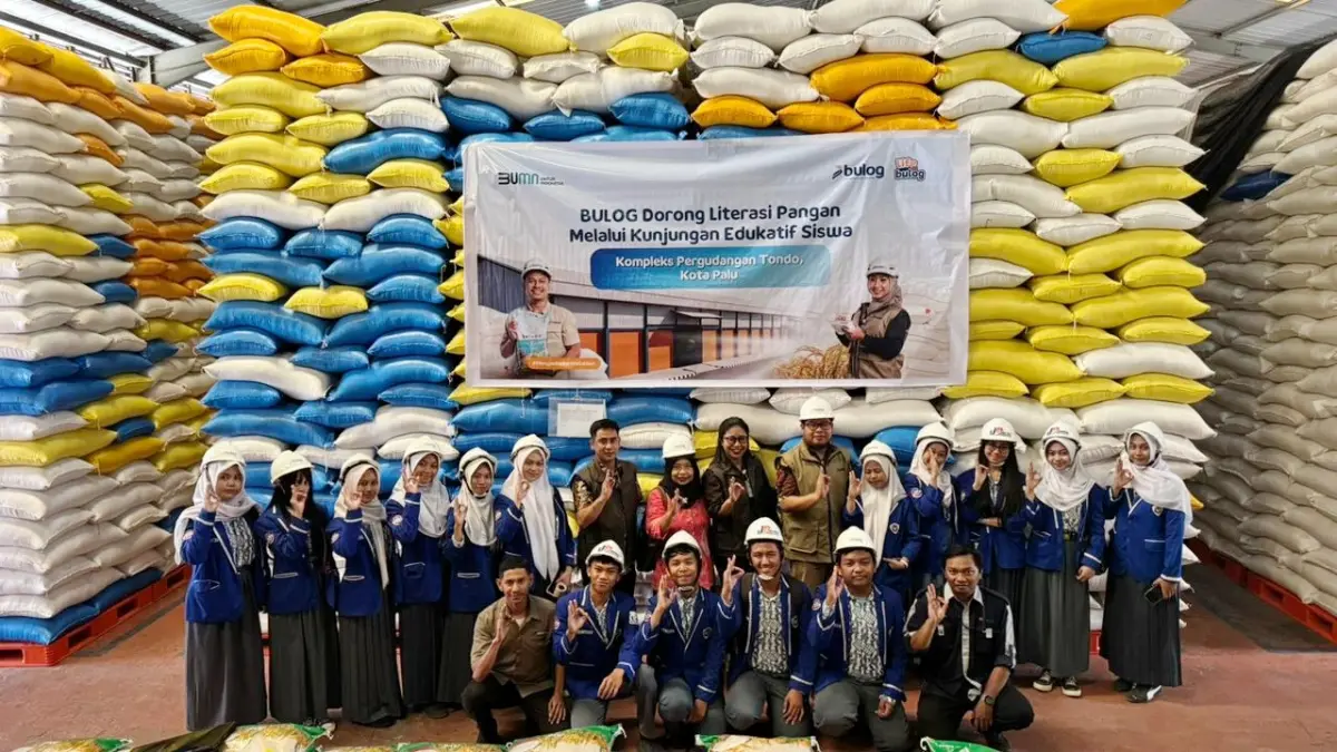 Bulog Sulteng mendorong literasi ekonomi pangan dengan mengundang siswa SMKN 2 Palu melihat langsung proses distribusi dan pengelolaan.(Dok Bulog)