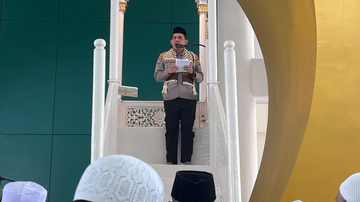 Dirbinmas Polda Sulteng Kombes Sirajuddin Ramly menyampaikan khutbah Jumat di Masjid Raya Palu tentang syukur dan sabar.