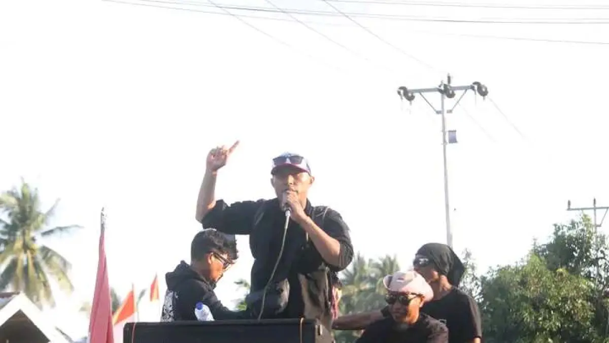 KECEWA: Warga Nambo berunjukrasa, karena kecewa terhadap perusahaan yang melakukan rekrutmen karyawan secara tertutup.(FOTO: NENDRA PRASETYA/RADAR PALU). 