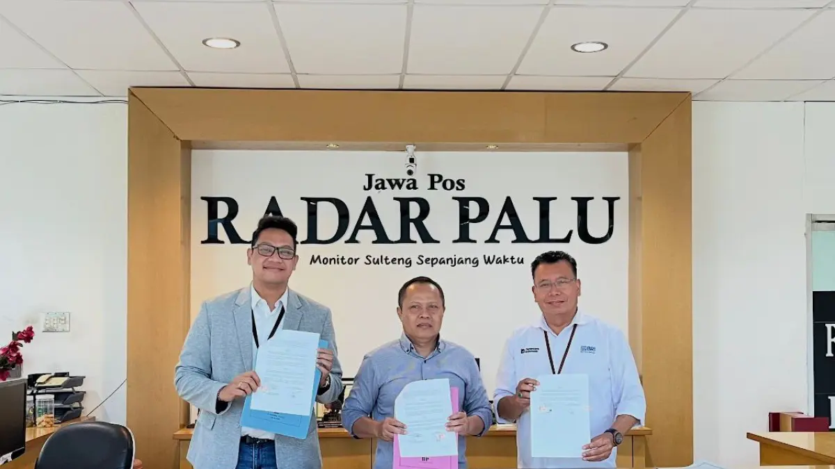 KEMITRAAN : Kepala BRI Cabang Palu Budi Prastiyanto (kanan), Kepala BRI Cabang Parigi Moutong Dewa K Yudyadana (kiri) bersama Direktur Radar Palu Jawa Pos usai penandatanganan kesepakatan kemitraan publikasi, Jumat (24/4/2026).(Taswin/Radar Palu)