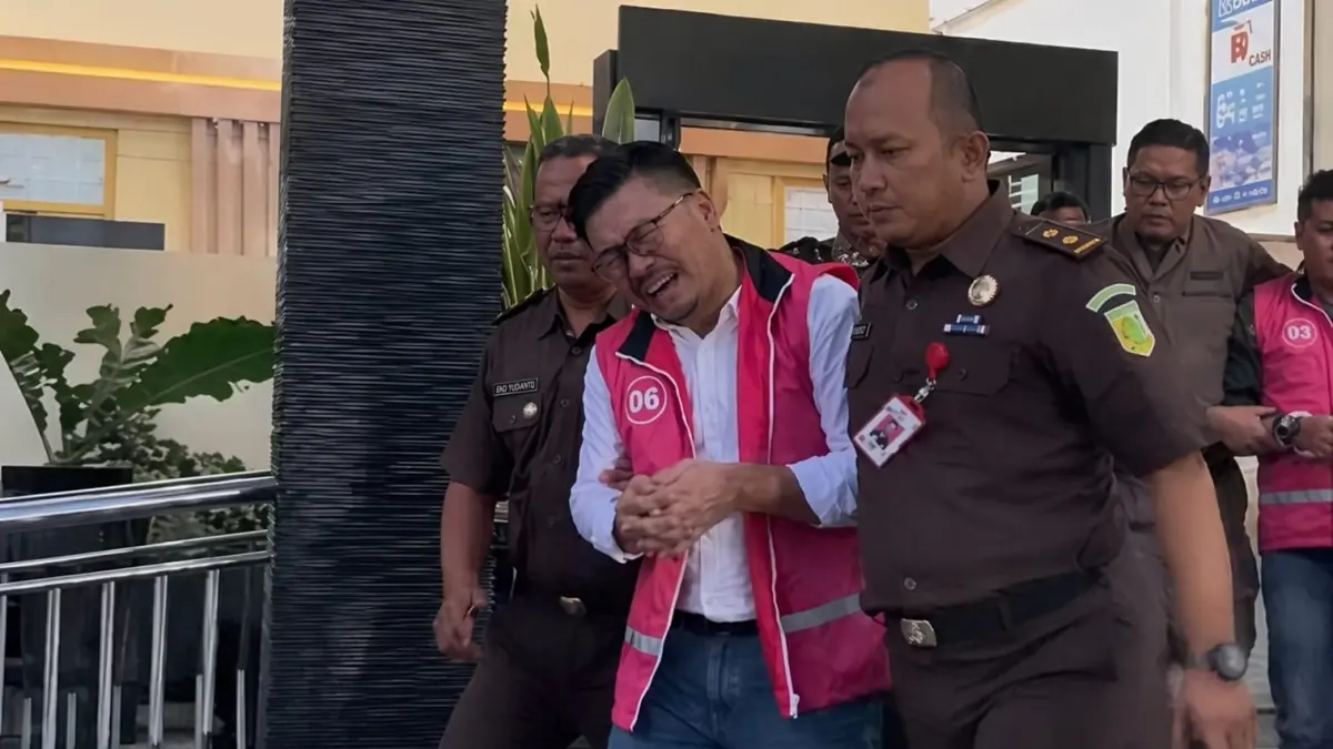 Ketua DPRD Magetan, Suratno, menangis saat digiring penyidik Kejaksaan menuju mobil tahanan usai ditetapkan sebagai tersangka korupsi dana hibah.(Instagram)