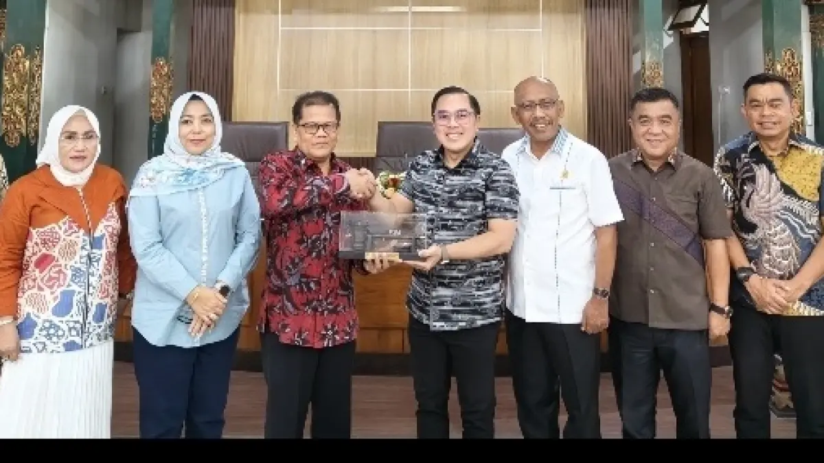 KORKOM:  Sekretaris Komisi II DPRD Sulteng, Ronald Gulla, menyyerahkan cenderamata kepada Staf Ahli Gubernur DI Yogyakarta Dr. Didik Wardaya, saat Korkom.(FOTO: HUMAS DPRD SULTENG/RADAR PALU). 