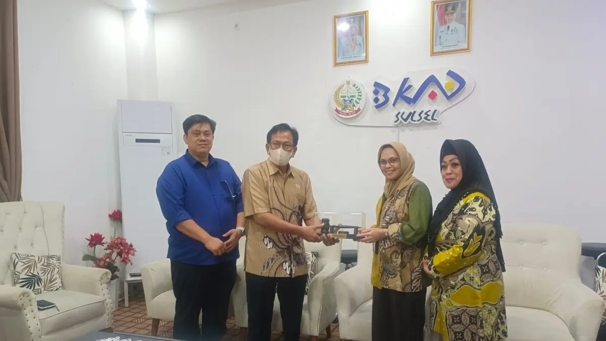 KUNKER: Ketua Komisi I DPRD Sulteng Bartholomeus Tandigala memberikan cenderamata kepada pejabat BKAD Sulsel.(FOTO: HUMAS DPRD SULTENG/RADAR PALU). 