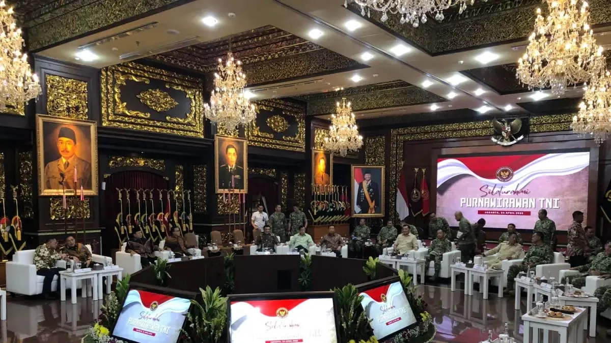 Menhan Sjafrie Sjamsoeddin bertemu puluhan purnawirawan TNI di Kantor Kemhan, bahas isu global hingga strategi pertahanan RI, Jumat (24/4). (Sahrul Yunizar/JawaPos.com)