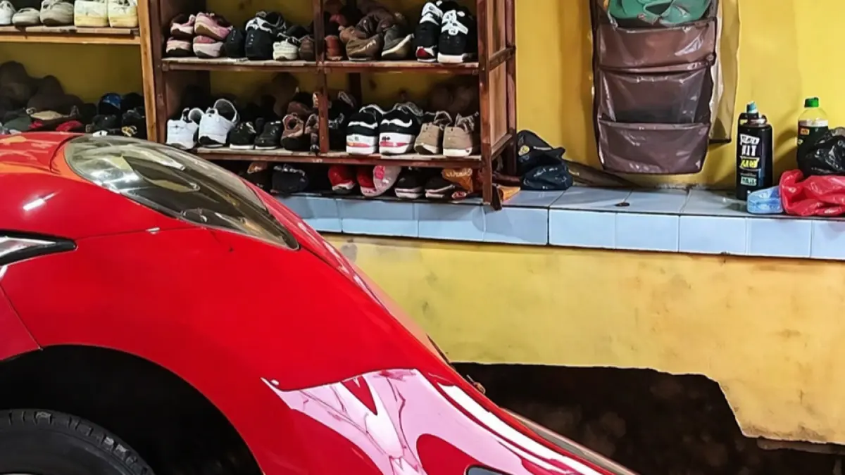 Mobil merah terperosok ke septic tank di dalam garasi rumah di Depok, evakuasi berlangsung dramatis hingga 12 jam.(Instagram)