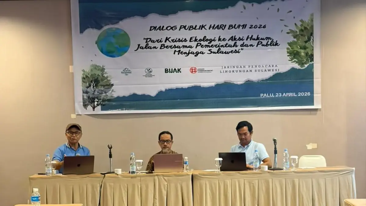 Para pemantik memaparkan hasil kajian kritis terkait dampak industri ekstraktif terhadap lingkungan dan ketimpangan sosial di Sulawesi Tengah dalam Dialog Publik Hari Bumi 2026 di Palu. 