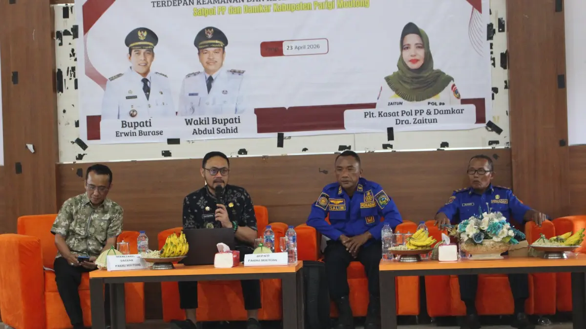 PENGUATAN LINMAS: Sekretaris Daerah Parigi Moutong, Zulfinasran, membuka Diklat Penguatan Kapasitas Satlinmas di Aula Dinas Pendidikan dan Kebudayaan, Kamis (23/4/2026).(FOTO: RAHMAT FADHIL/RADAR PALU).