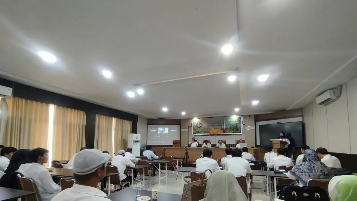 PENGUKUHAN: Kegiatan pengukuhan dan konsolidasi pengurus PERHORTI Komisariat Daerah Sulawesi Tengah periode 2026–2030 di Ruang Senat Fakultas Pertanian Universitas Tadulako, Kamis (23/4/2026).(FOTO: RAHMAT FADHIL/RADAR PALU).