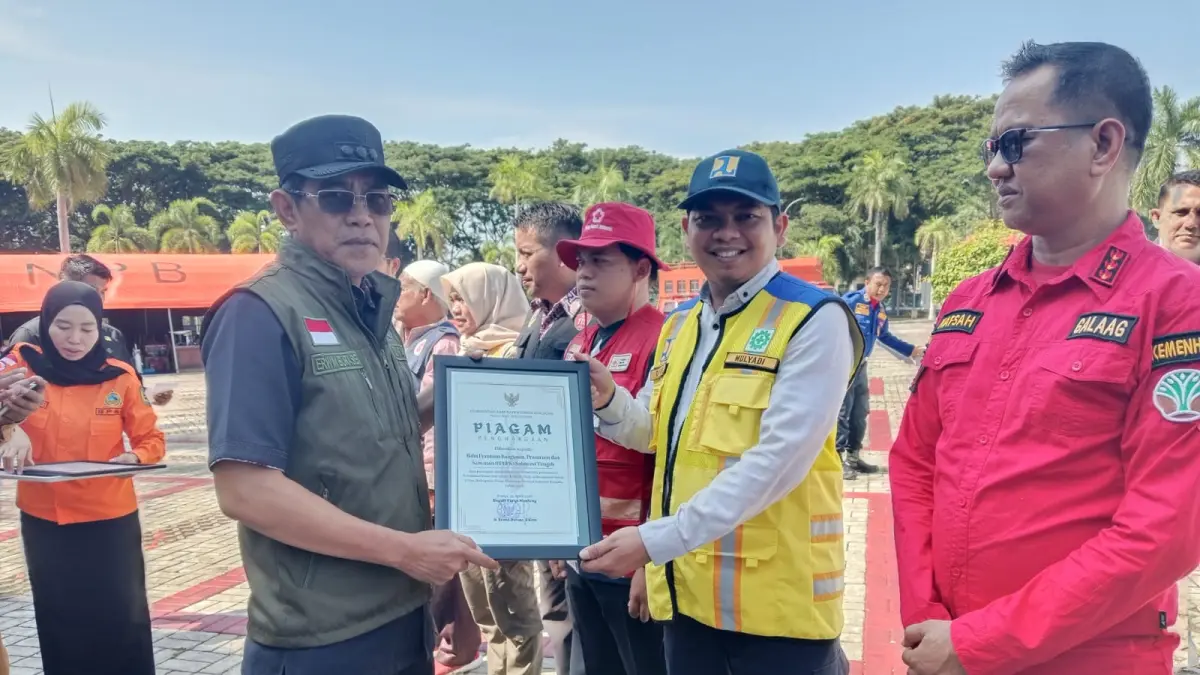 SIAGA BENCANA: Bupati Parigi Moutong, H. Erwin Burase, memimpin Apel Siaga dalam rangka Hari Kesiapsiagaan Bencana 2026 di halaman Kantor Bupati Parigi Moutong, Kamis (23/4/2026).(FOTO: RAHMAT FADHIL/RADAR PALU).