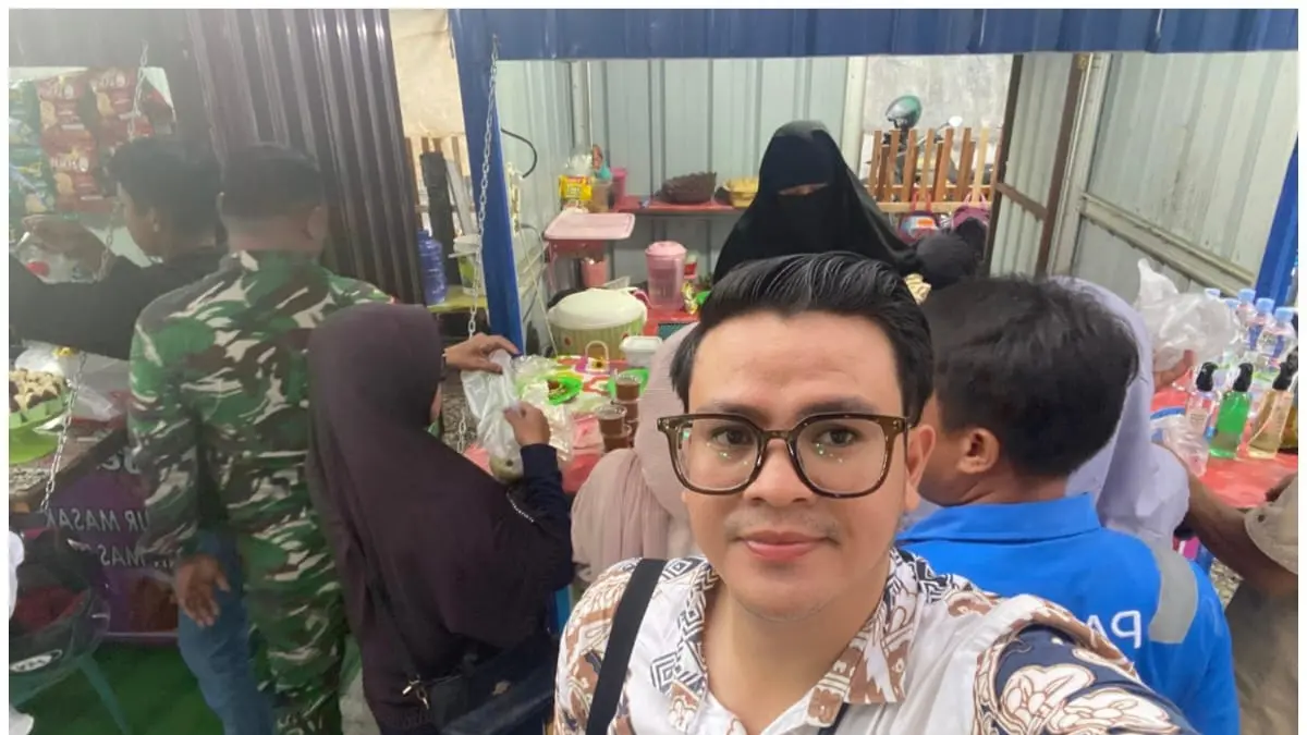 
Aktivitas Pegawai BRI Cabang Poso memperkuat digitalisasi UMKM melalui layanan QRIS dan akses KUR di Soft Opening Zava Cafe Mosintuvu. (IST)