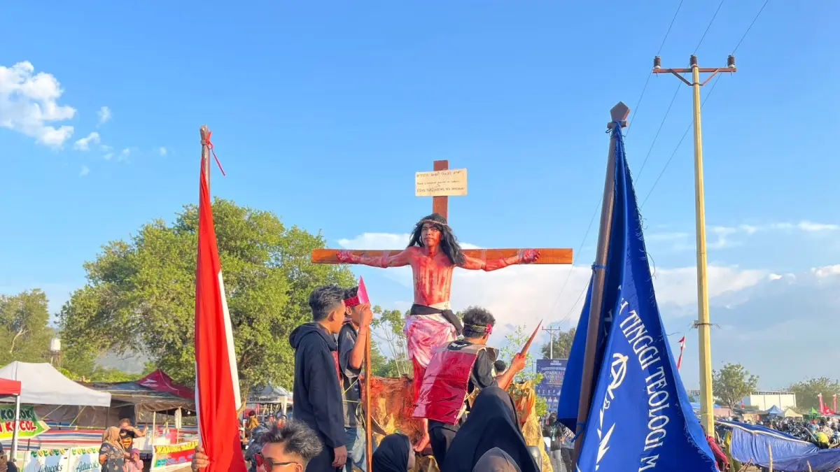 BERGERAK: Peserta Karnaval Rohani bergerak menuju titik kumpul di Mako Batalyon A Satuan Brimob Polda Sulawesi Tengah, Desa Loru, Kecamatan Biromaru.(FOTO: ANGEL SUMBARA/RADAR PALU).