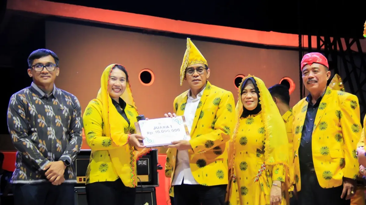 BUDAYA: Suasana pembukaan Festival Teluk Tomini 2026 di Sail Tomini, Jumat malam (24/4/2026), berlangsung meriah dengan penampilan karnaval budaya, seni tradisional, dan antusiasme masyarakat.(FOTO: RAHMAT FADHIL/RADAR PALU).
