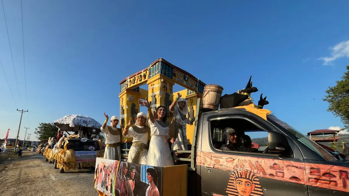  KARNAVAL ROHANI: Suasana Karnaval Rohani Paskah Nasional dari lapangan GKST Imanuel Palu, sementara peserta dari Kabupaten Sigi mengambil titik start dari Taman Likuifaksi Biromaru.(FOTO: ANGEL SUMBARA/RADAR PALU).
 