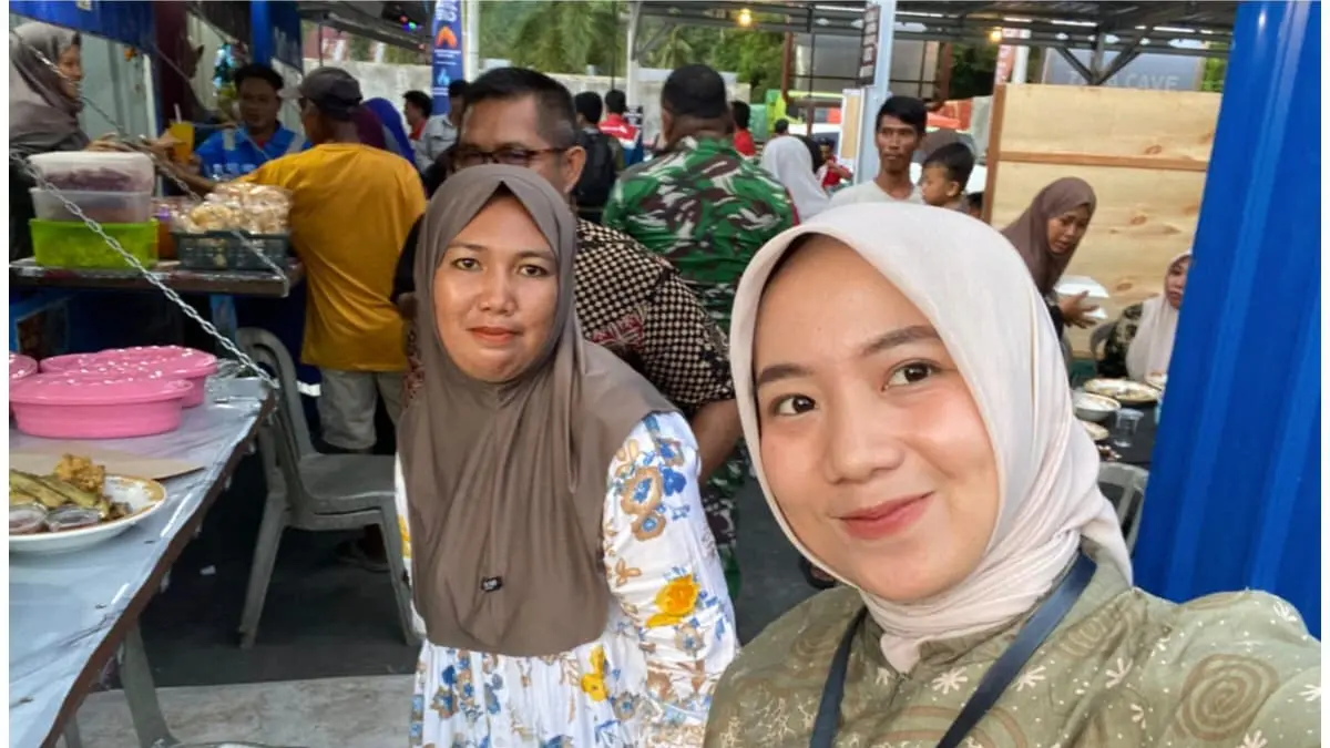 
Pegawai BRI Cabang Poso memperkuat digitalisasi UMKM melalui layanan QRIS dan akses KUR di Soft Opening Zava Cafe Mosintuvu.(IST)