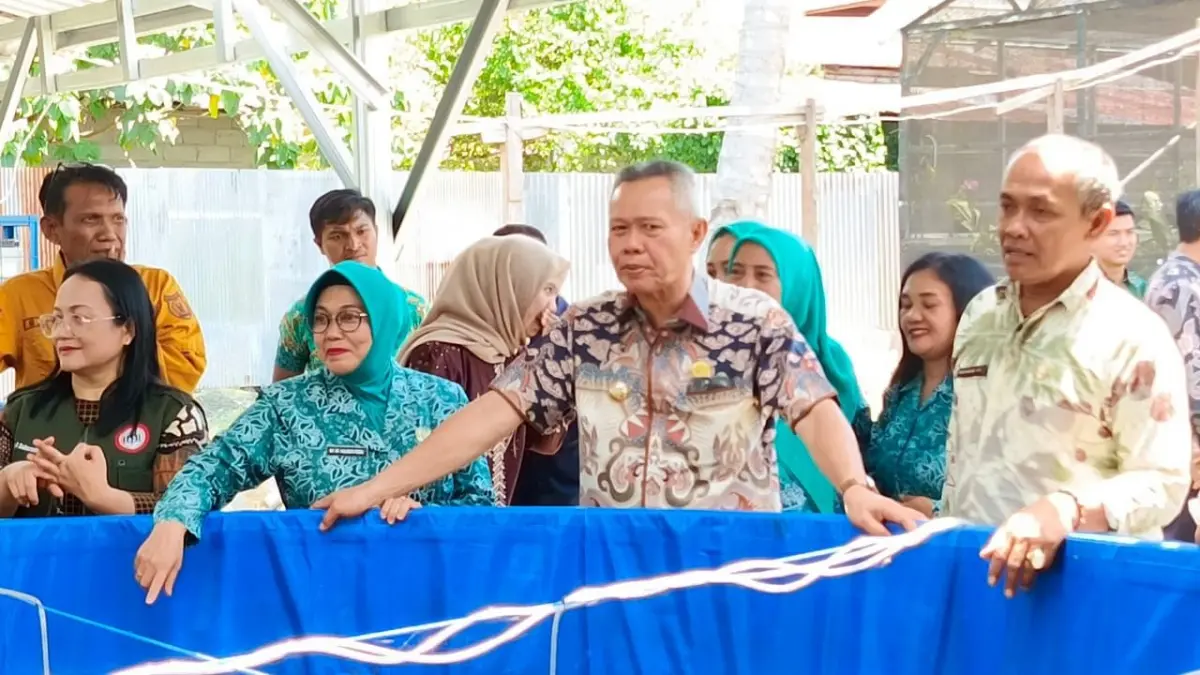 PERDANA: Bupati Sigi, Moh. Rizal INtjenae saat melihat ikan nila hasil panen perdana, menggunakan sistem bioflok yang dilaksanakan TP-PKK di Desa Kotapulu, Kecamatan Dolo, Kamis (23/4/2026).(FOTO: ANGEL SUMBARA/RADAR PALU).