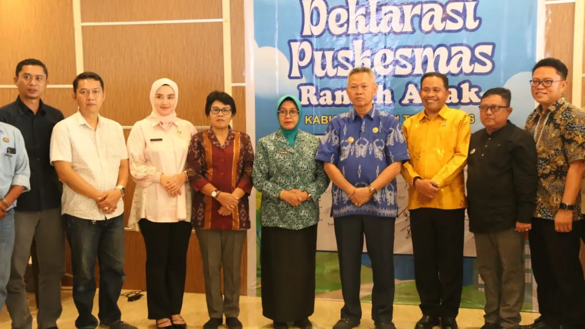 POSYANDU: Bupati Sigi, Moh. Rizal Intjenae, foto bersama usai membuka Bimtek pengelolaan Posyandu.(FOTO; ANGEL SUMBARA/RADAR PALU).