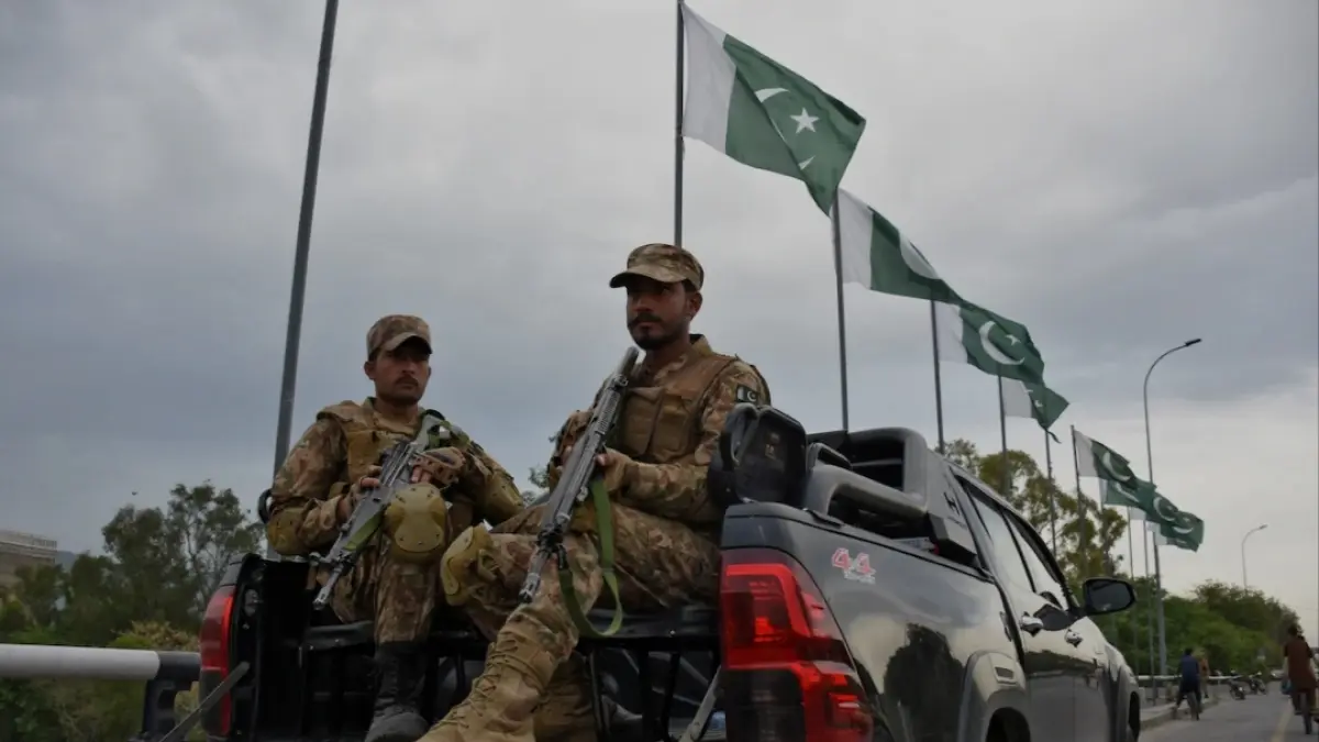 Tentara Angkatan Darat berpatroli di sebuah jalan saat Pakistan bersiap menjadi tuan rumah putaran kedua pembicaraan damai antara Amerika Serikat dan Iran di Islamabad, Pakistan, 24 April 2026. REUTERS/Waseem Khan.&nbsp;