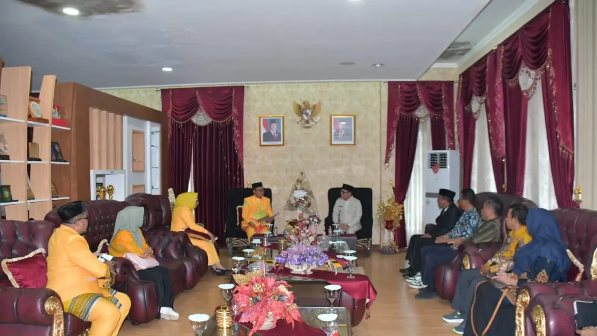 PENGHORMATAN: Bupati Buol Risharyudi Triwibowo dan Wabup Buol Moh. Nasir Daimaroto, sangat dihormati Bupati Gorut Thariq Mondaggu, diterima dan berbincang dalam bingkai silaturahmi dua kepala daerah bersaudara ini di ruang kerja Bupati Gorut, Provinsi Gorontalo.(FOTO: DINAS KOMINFO/RADAR PALU).