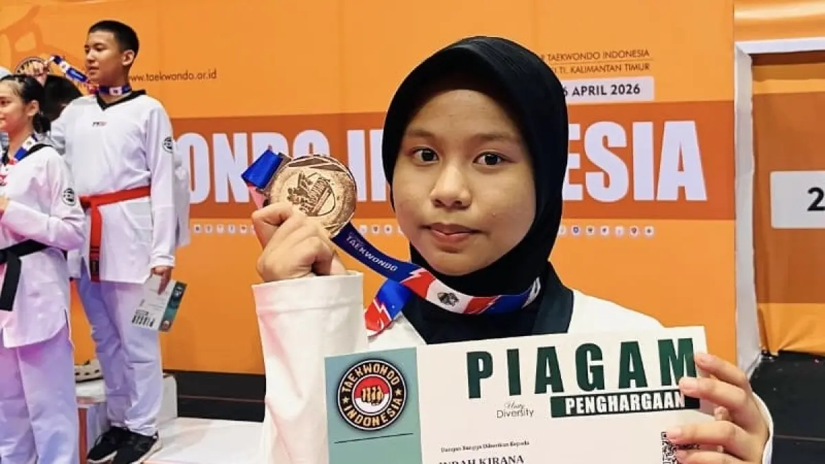 Atlet muda Sulawesi Tengah, Indah Kirana, mencuri perhatian usai meraih medali perunggu pada debutnya di Kejurnas Taekwondo Samarinda 2026.
