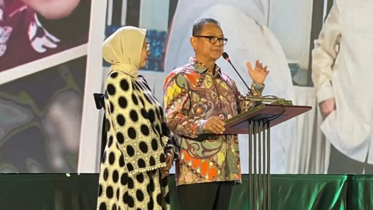 Kejati Sulteng Nuzul Rahmat bersama istri menyampaikan sambutan. (Raffy/ Radar Palu)