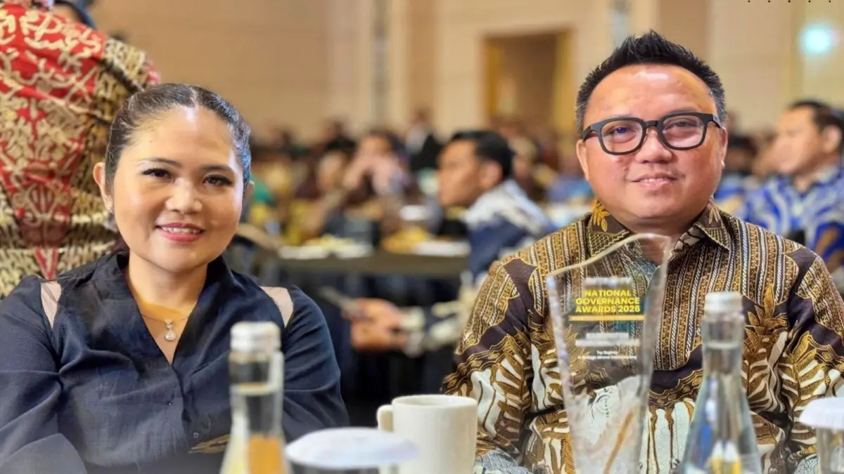 MENERIMA: Bupati Morut Delis Julkarson Hehi didampingi istri, Febriyanthi Hongkiriwang yang juga Senator DPD dapil Sulteng Top Regency in Strategic Mineral Downstreaming 2026, Jumat (24/4/2026). (FOTO: ISTIMEWA/RADAR PALU)