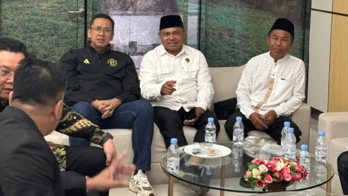 MENJEMPUT: Ketua Komisi IV DPRD Sulteng, Hidayat Pakamundi, saat berada di Bandara SIS Aljufri Palu, untuk menjemput Menteri Agama, &nbsp;Nasaruddin Umar, Minggu (26/4/2026).(FOTO: HUMAS DPRD SULTENG/RADAR PALU).