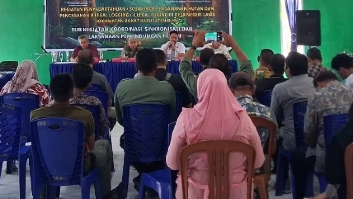 NARASUMBER: Pimpinan KPH Pogogul, Abram, bersama Kasat Reskrim Polres Buol sebagai narasumber kunci memberikan materi sosialisasi bagaimana menjaga dan melestarikan hutan Buol.(FOTO: ISTIMEWA/RADAR PALU). &nbsp;&nbsp;