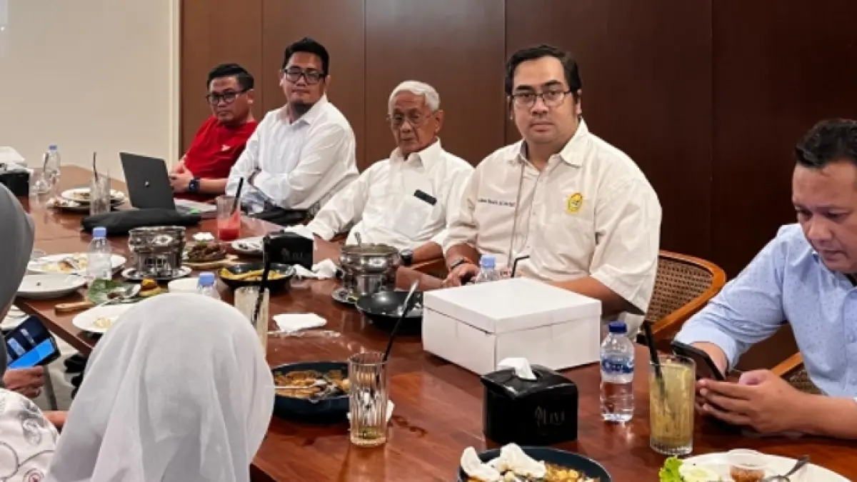 RAPAT: Ketua YKI Sulawesi Tengah dr. Muhammad Ikhlas, M.Kes., Sp.B Subsp.Onk(K), memimpin rapat, langsung tancap gas.(FOTO: ISTIMEWA/RADAR PALU).