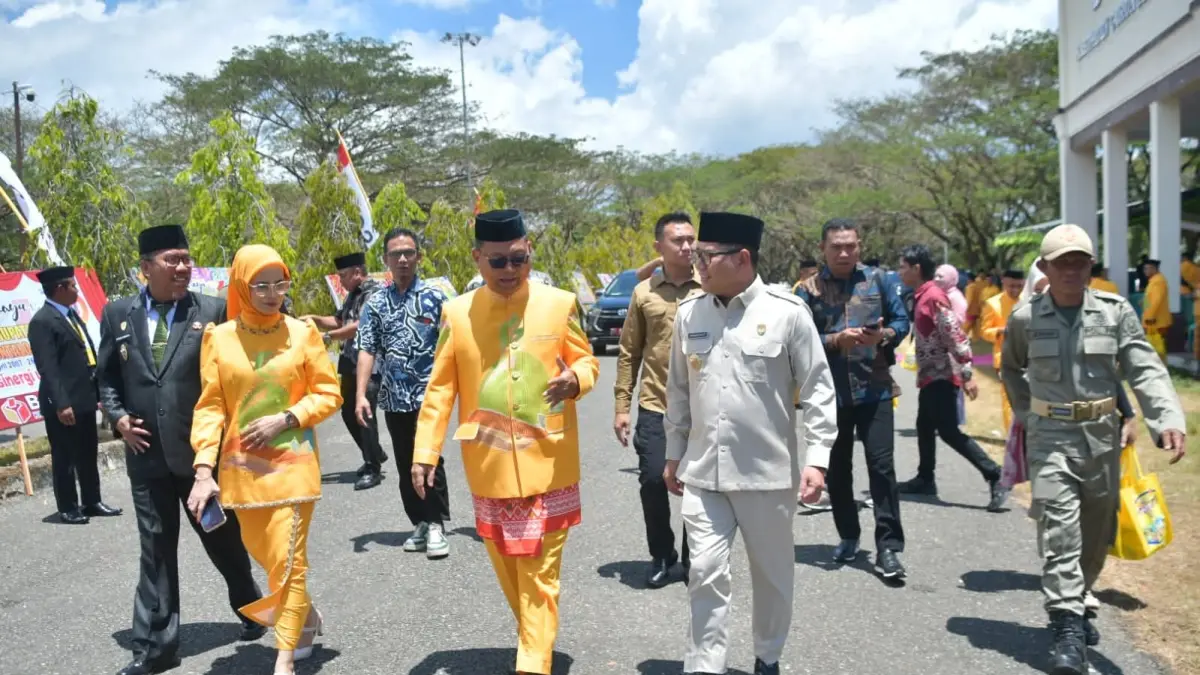 ​SANGAT AKRAB: Bupati Gorut Thariq Modanggu didampingi isteri, tampak akrab menyambut tamunya Bupati Buol Risharyudi Triwibowo dan Wabup  Moh. Nasir Daimaroto di HUT Gorut, baru-baru ini.(FOTO: DINAS KOMINFO/RADAR PALU). 