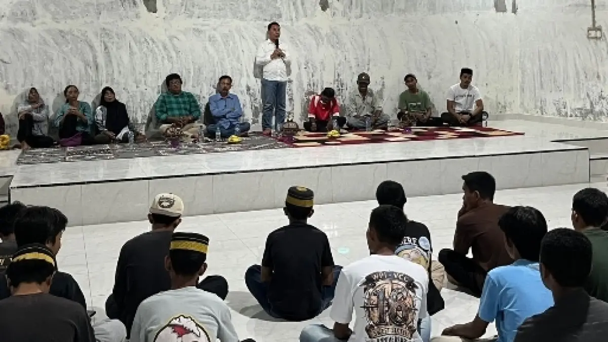 SILATURAHMI: Moh. Irwan Lapata saat memberikan sumbangan pemikirannya di kegiatan silaturahmi.(FOTO: ANGEL SUMBARA/RADAR PALU). 