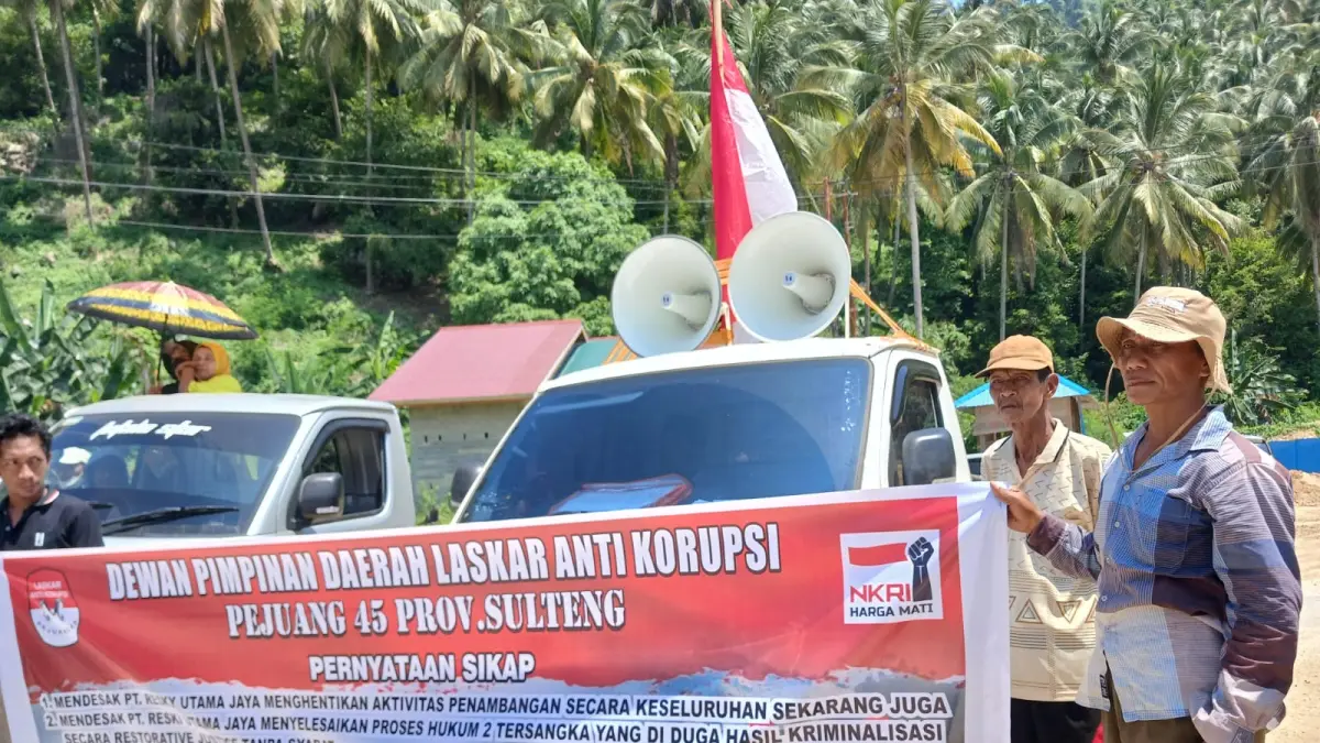 UNJUKRASA : Suasana unjukrasa damai dari Laskar Anti Korupsi Pejuang 45 di depan kantor PT RUJ.(FOTO: SUPRIYONO/RADAR PALU)