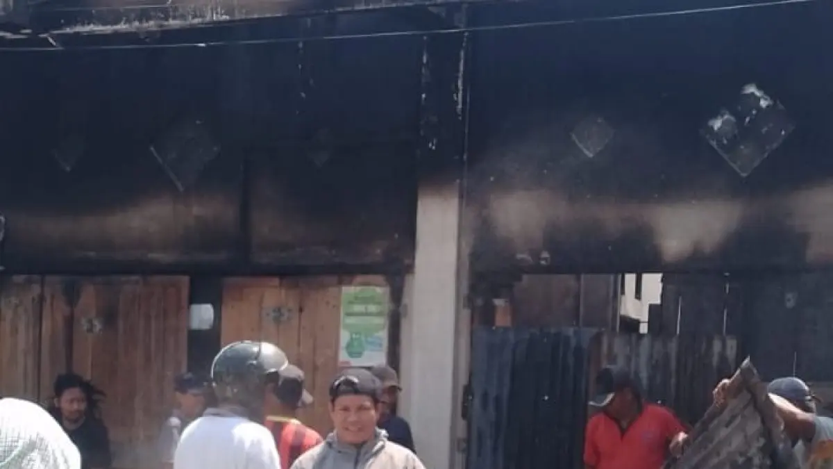 Warga mengevakuasi material bangunan yang hangus terbakar di Jalan Karanjalemba, Kota Palu, Minggu (26/4). Kebakaran diduga dipicu ledakan tabung gas dan menghanguskan satu unit rumah tanpa korban jiwa.(Istimewa/Radar Palu)